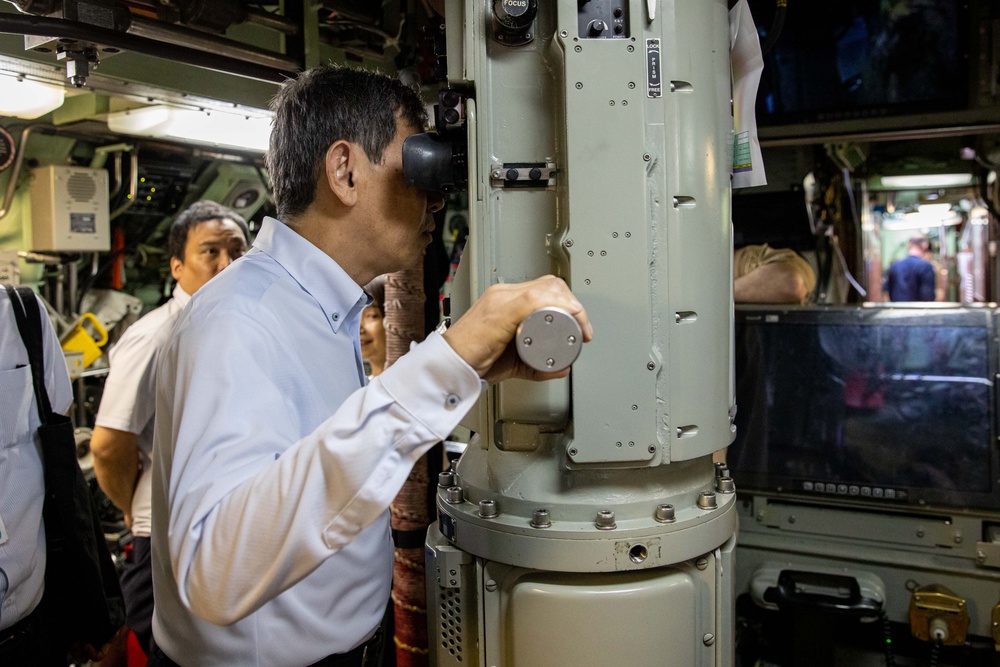 Council Members of the City of Yokosuka tour USS Santa Fe (SSN 763)
