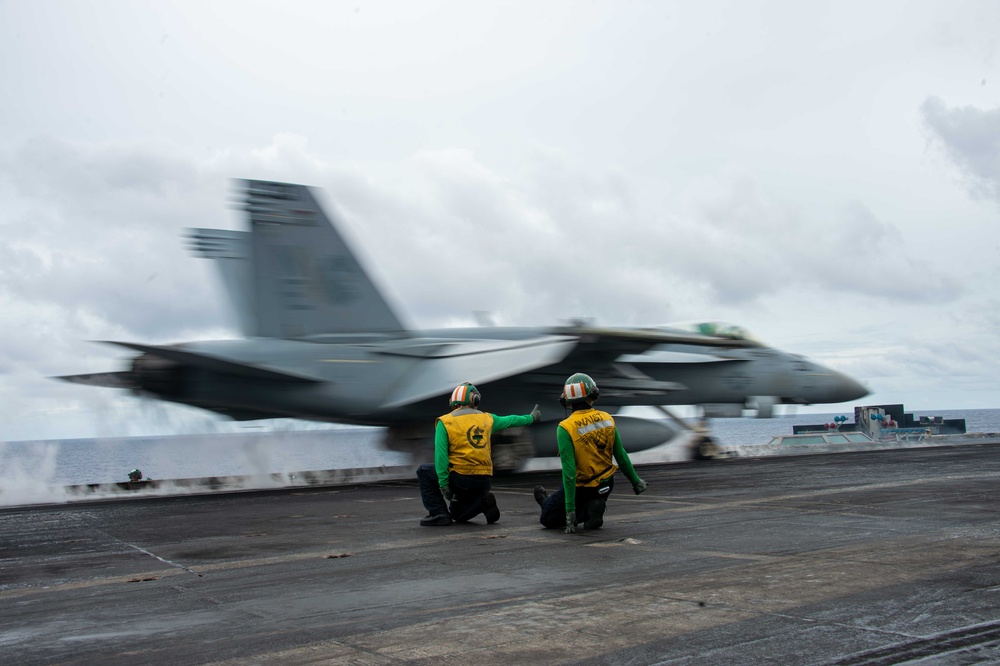 USS Carl Vinson (CVN 70) Conducts Routine Flight Operations in the Philippine Sea