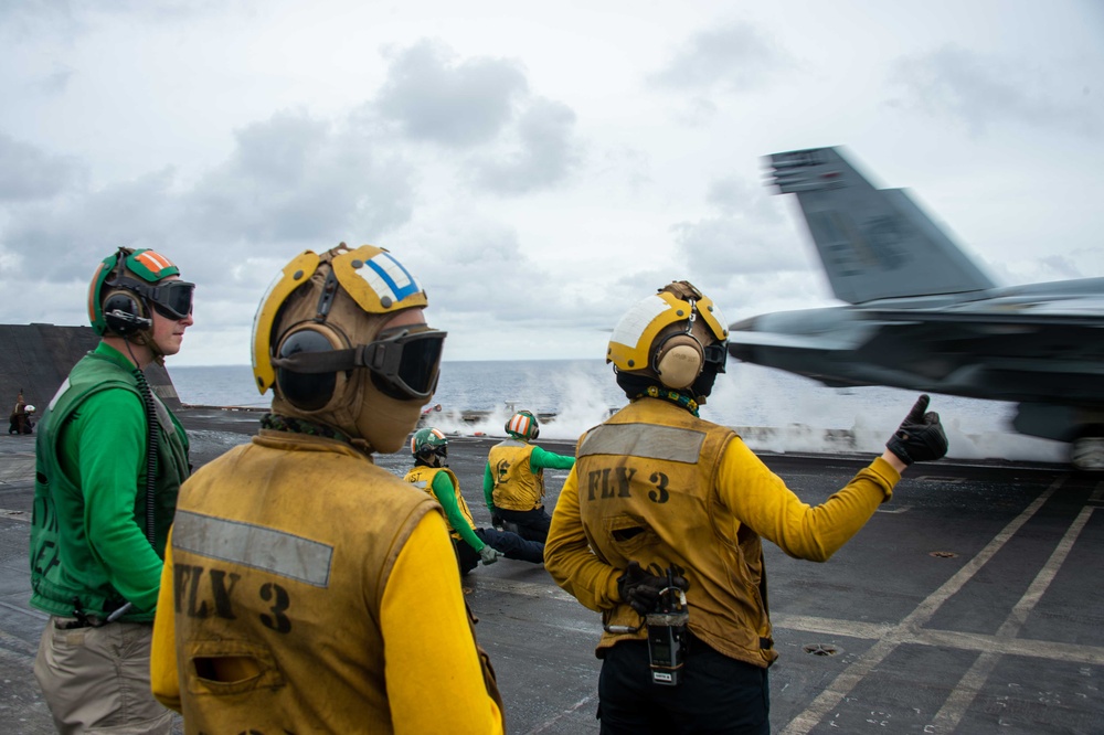 USS Carl Vinson (CVN 70) Conducts Routine Flight Operations in the Philippine Sea