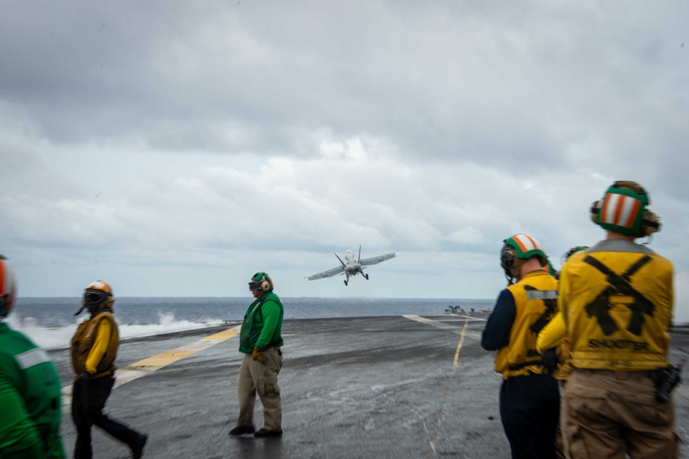 USS Carl Vinson (CVN 70) Conducts Routine Flight Operations in the Philippine Sea