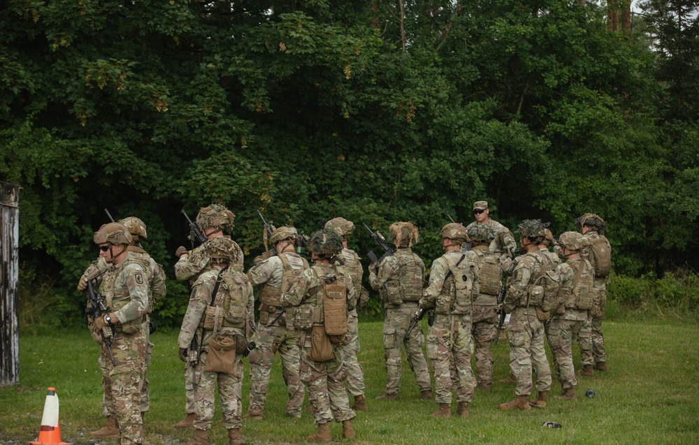 173rd Airborne Brigade Soldiers conduct M4 carbine marksmanship range to prepare for Expert Soldier and Expert Infantry Badge [Image 6 of 7]