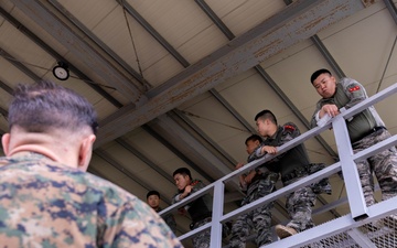 2/23 Marines teach class for ROK Marines on USMC MOUT Techniques