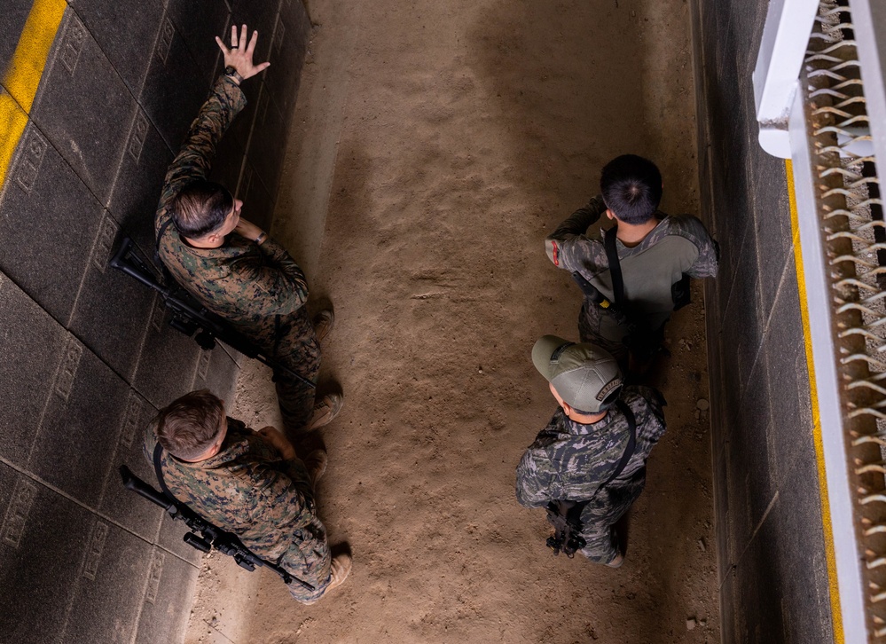 2/23 Marines teach class for ROK Marines on USMC MOUT Techniques