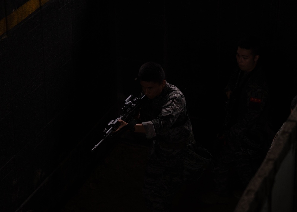 2/23 Marines teach class for ROK Marines on USMC MOUT Techniques