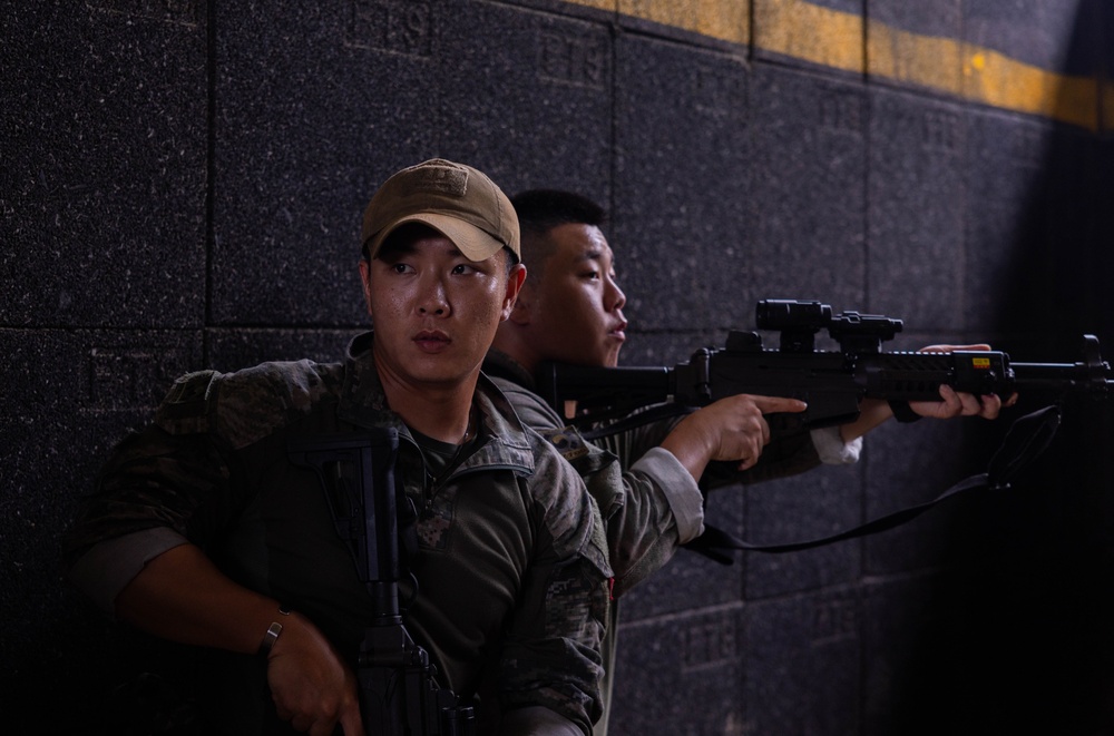2/23 Marines teach class for ROK Marines on USMC MOUT Techniques
