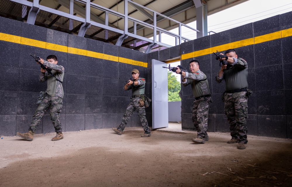 2/23 Marines teach class for ROK Marines on USMC MOUT Techniques