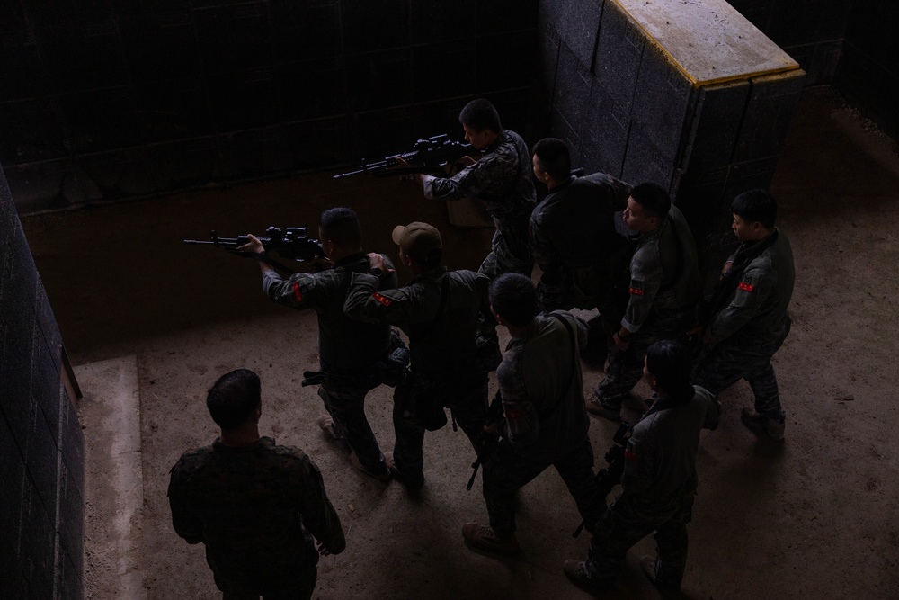 2/23 Marines teach class for ROK Marines on USMC MOUT Techniques
