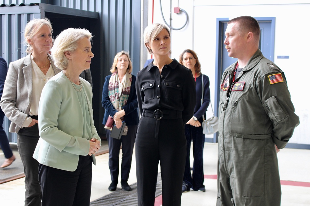 The President of European Commission and the Prime Minister of Iceland visit U.S. VP Squadrons