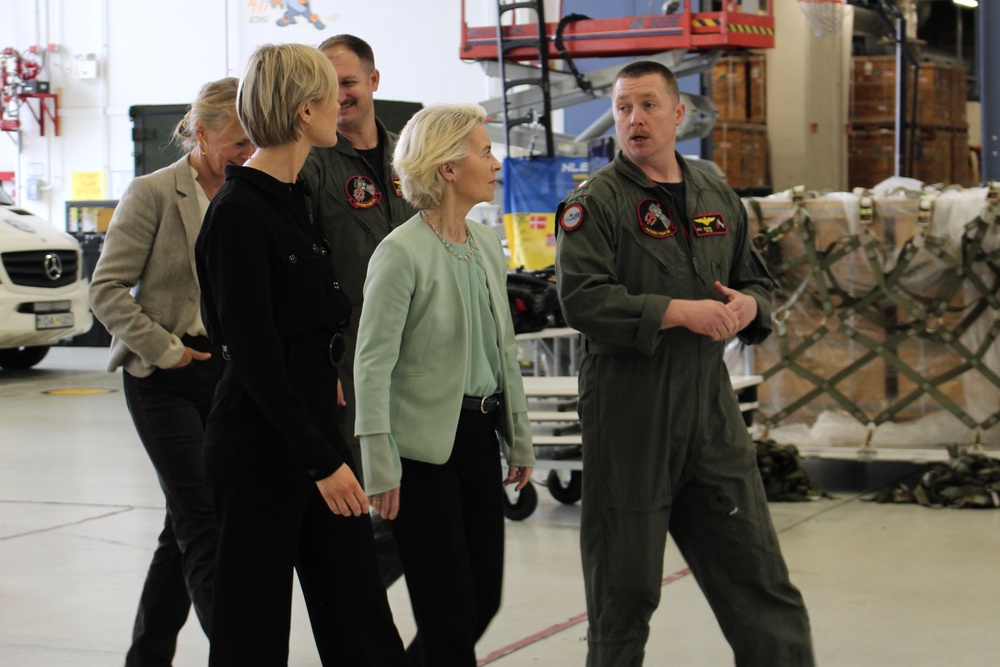 The President of European Commission and the Prime Minister of Iceland visit U.S. VP Squadrons