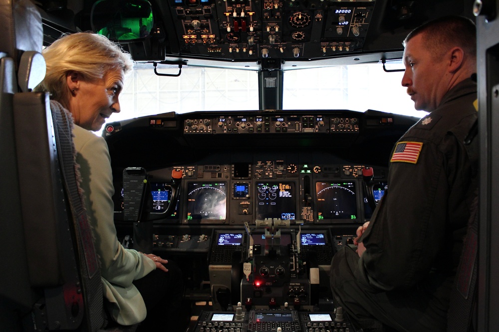 The President of European Commission and the Prime Minister of Iceland visit U.S. VP Squadrons