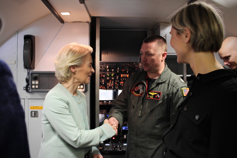 The President of European Commission and the Prime Minister of Iceland visit U.S. VP Squadrons