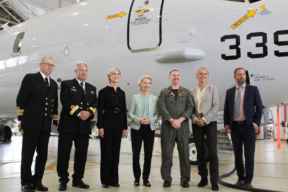 The President of European Commission and the Prime Minister of Iceland visit U.S. VP Squadrons