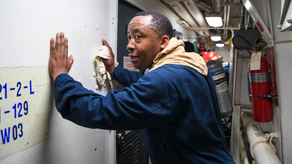 USS Pearl Harbor (LSD 52) Sailors simulate fire response during general quarters drill