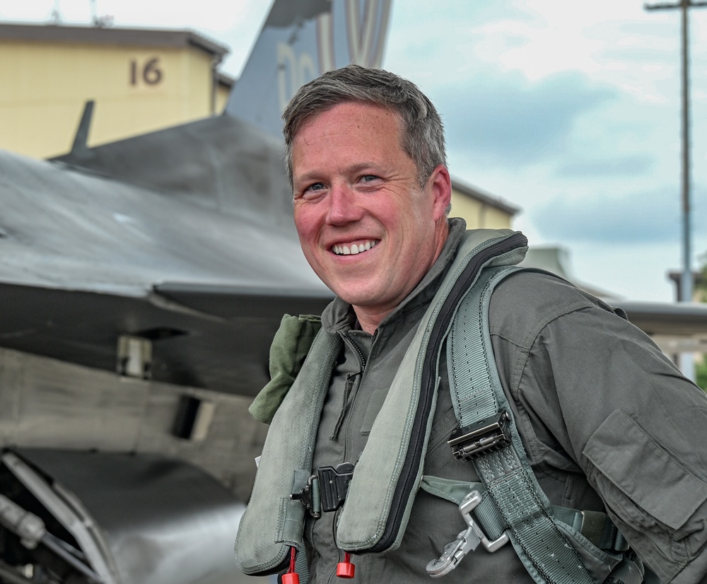 SECARMY flies with the DC Air National Guard