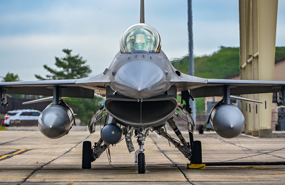 SECARMY flies with the DC Air National Guard