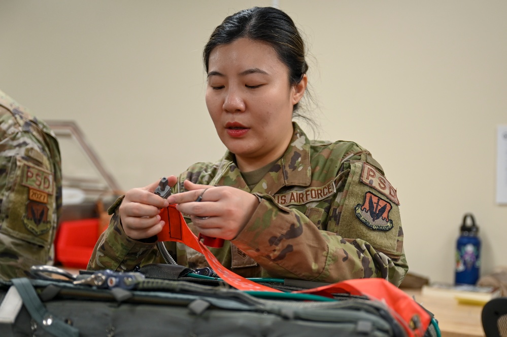 9th PSPTS inspects U-2 RQ225 parachute