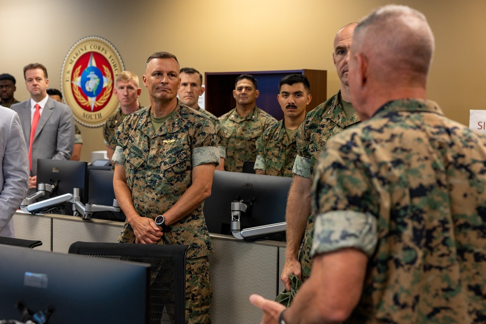 Commandant, Gen. Eric M. Smith visits MARFORRES &amp; MARFORSOUTH