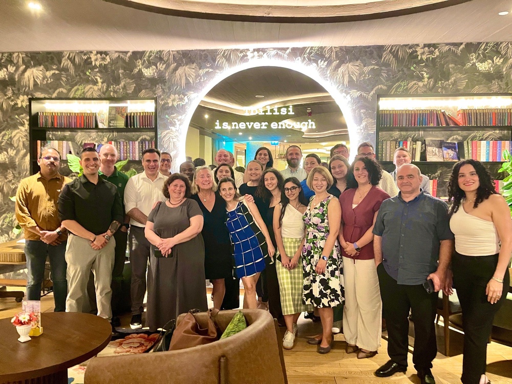 WRAIR-EME hosts a hail &amp; farewell dinner