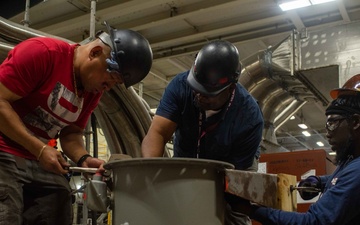 Contractors perform maintenance aboard USS Ronald Reagan