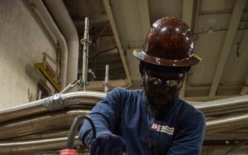 Contractors perform maintenance aboard USS Ronald Reagan