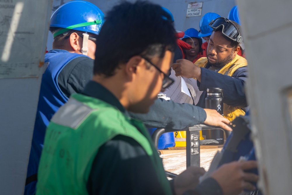 USS Paul Ignatius conducts RAS with USNS William McLean