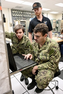 NIWC Atlantic Radio Techs Train Fleet Sailors on Hydra Radio