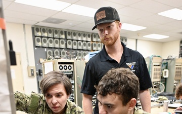 NIWC Atlantic Radio Techs Train Fleet Sailors on Hydra Radio