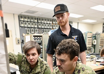 NIWC Atlantic Radio Techs Train Fleet Sailors on Hydra Radio