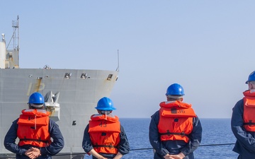 USS Paul Ignatius conducts RAS with USNS William McLean