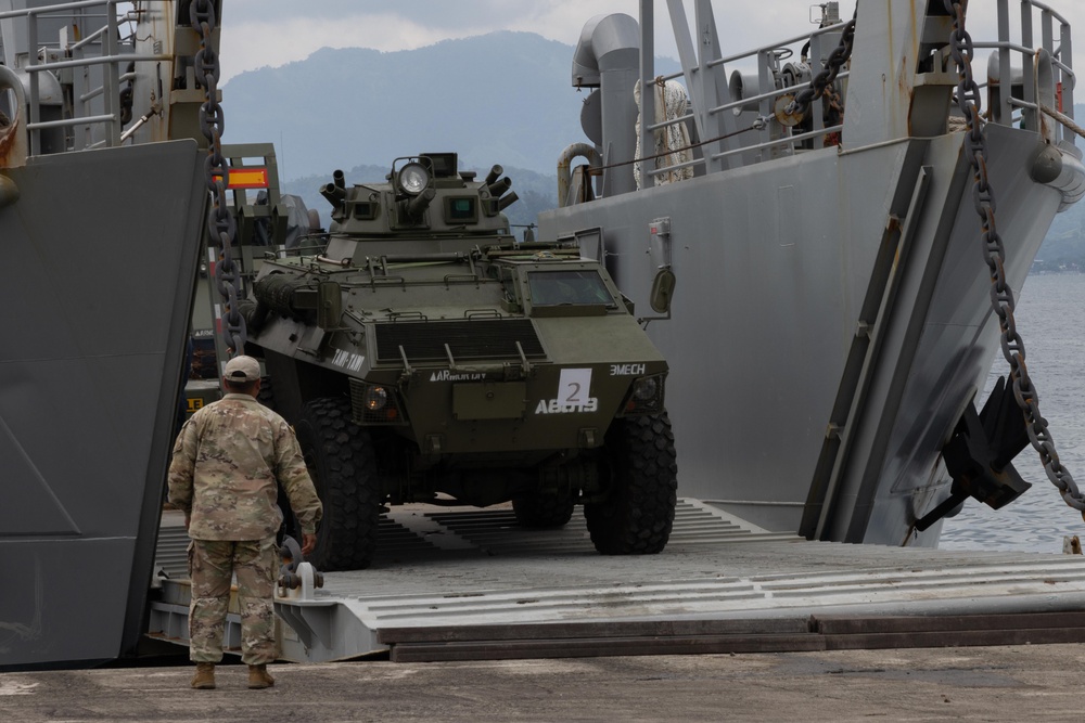 DVIDS - Images - Joint Off Load [Image 3 of 7]