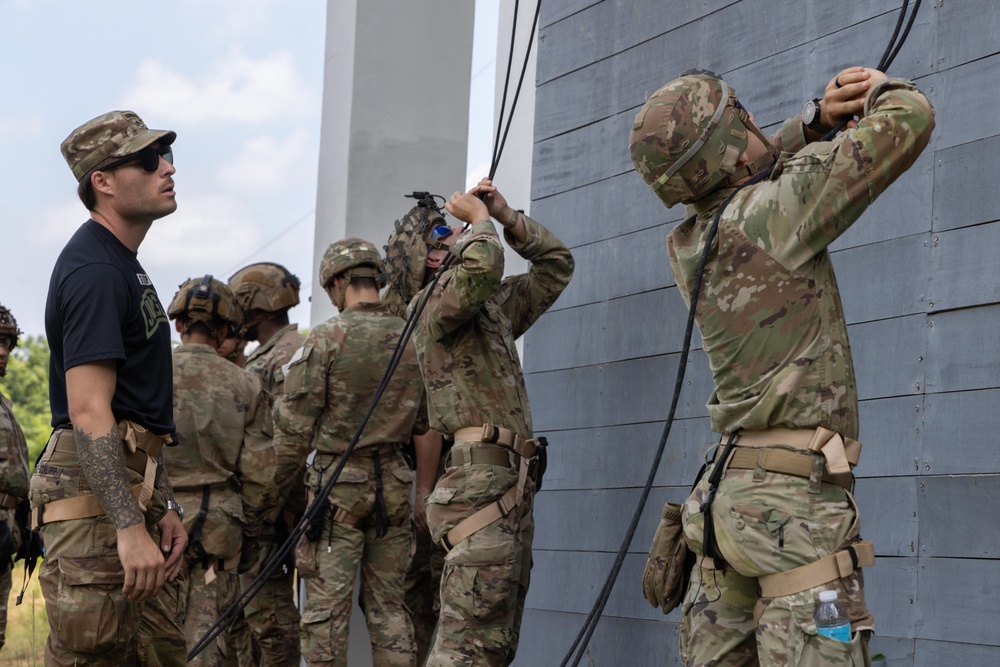 Salaknib 25 | JOTC Rappelling