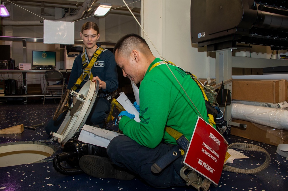 USS Carl Vinson (CVN 70) Conducts Routine Operations in the Philippine Sea