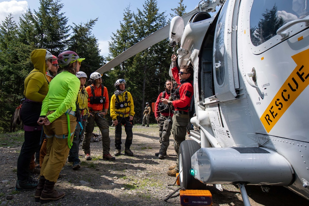 Station Search and Rescue Whidbey Island conducts a training with Jefferson County Search and Rescue