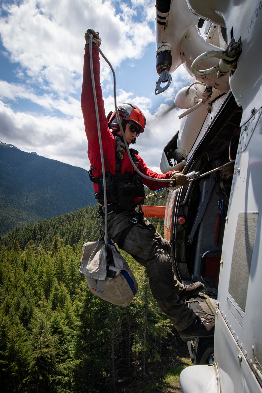 Station Search and Rescue Whidbey Island conducts a training with Jefferson County Search and Rescue
