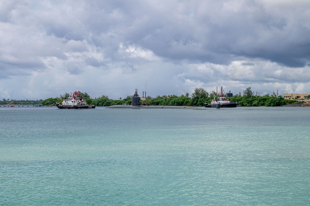 USS Tucson (SSN 770) departs Guam