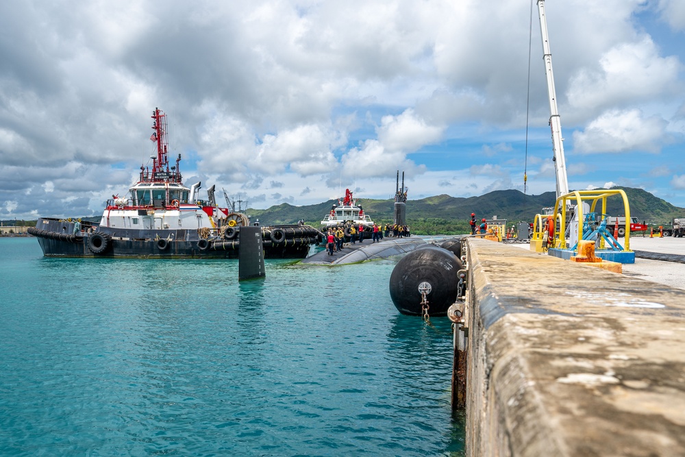 USS Tucson (SSN 770) departs Guam