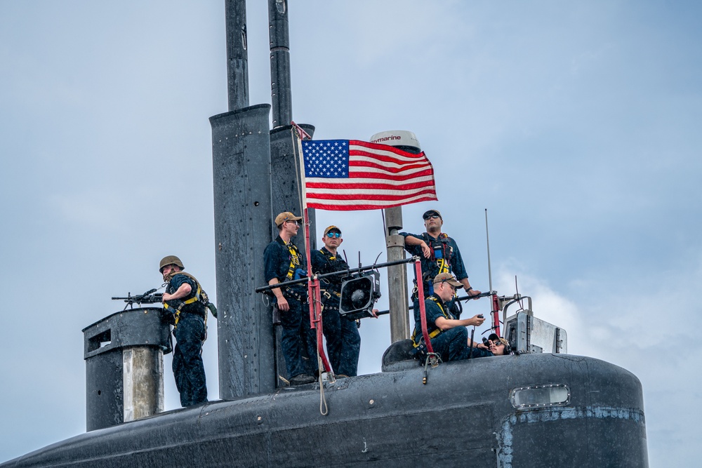 USS Tucson (SSN 770) departs Guam
