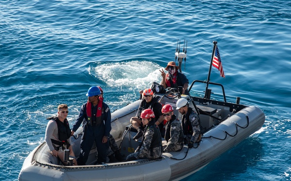 USS John L. Canley, Royal Australian Navy and Royal New Zealand Navy Conduct Small Boat Operations