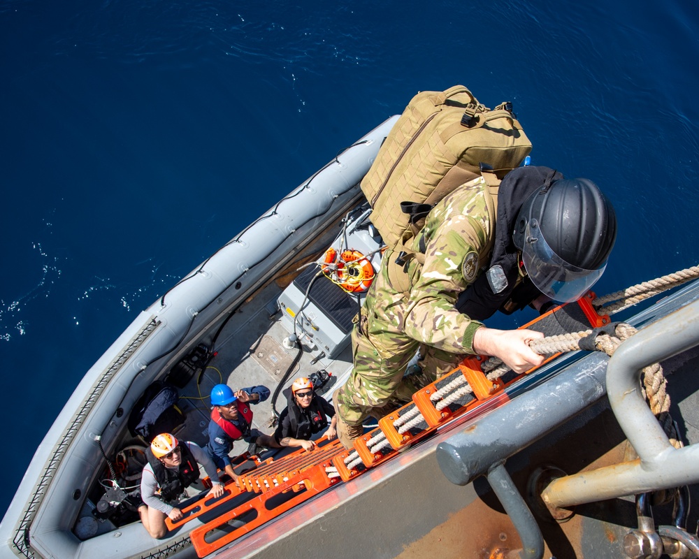 USS John L. Canley, Royal Australian Navy and Royal New Zealand Navy Conduct Small Boat Operations