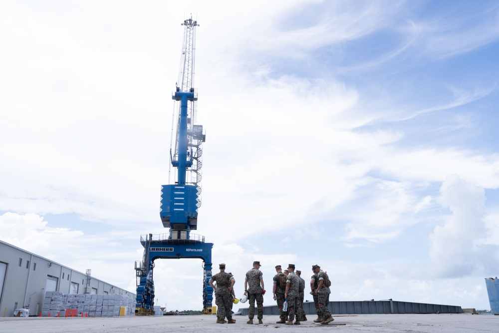 2nd Distribution Support Battalion assists 2nd AABN’s well deck rehearsal staging