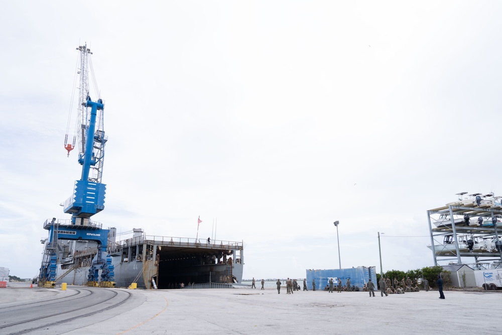 2nd Distribution Support Battalion assists 2nd AABN’s well deck rehearsal staging