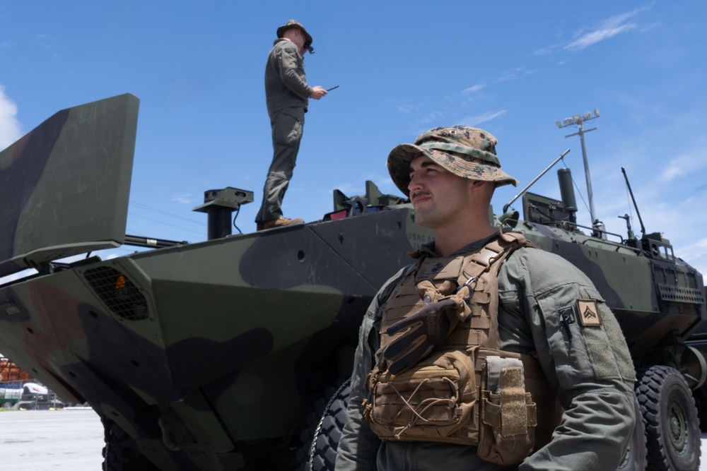 2nd Distribution Support Battalion assists 2nd AABN’s well deck rehearsal staging