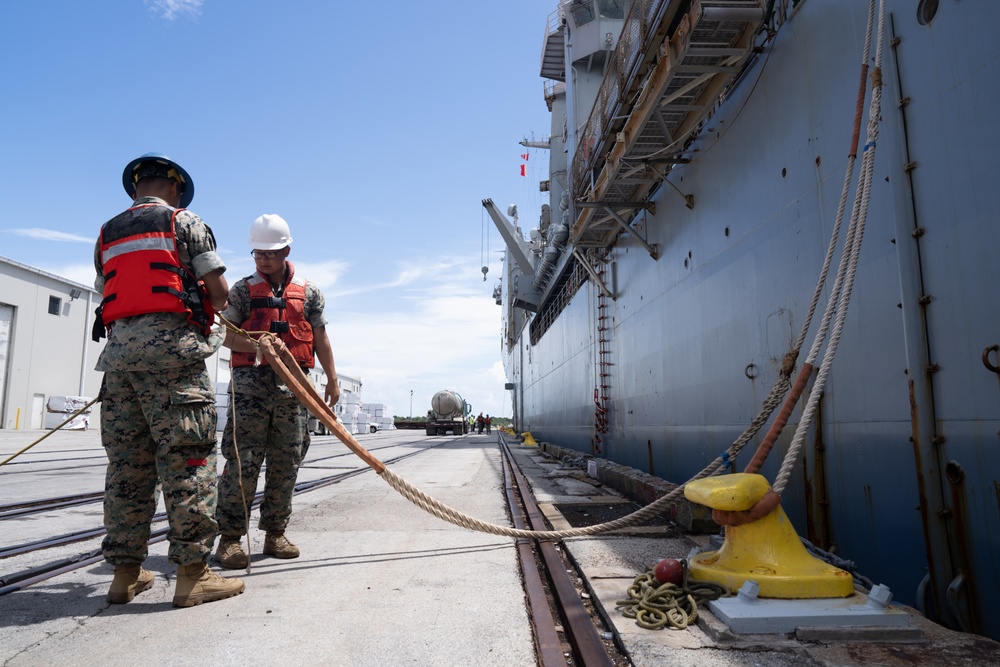 2nd Distribution Support Battalion assists 2nd AABN’s well deck rehearsal staging
