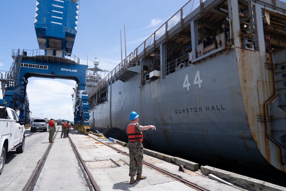 2nd Distribution Support Battalion assists 2nd AABN’s well deck rehearsal staging