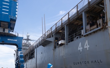 2nd Distribution Support Battalion assists 2nd AABN’s well deck rehearsal staging