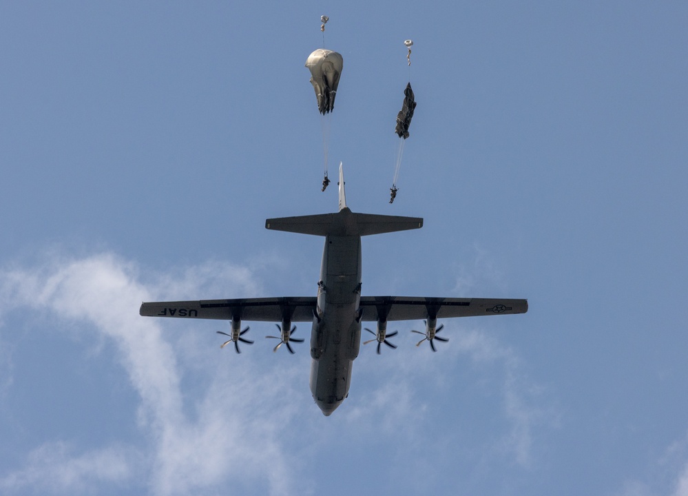 173rd Airborne Brigade performs airborne operation in Aviano