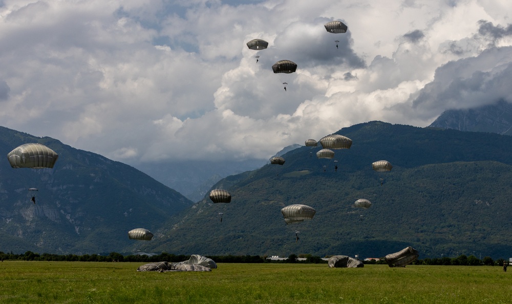 173rd Airborne Brigade performs airborne operation in Aviano
