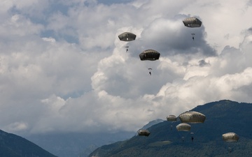173rd Airborne Brigade performs airborne operation in Aviano