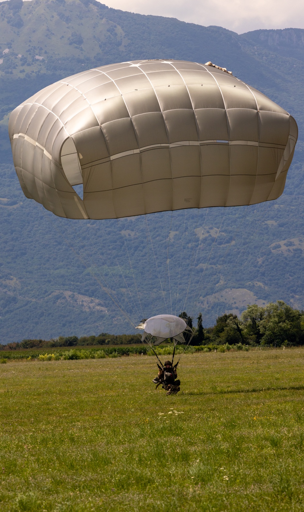 173rd Airborne Brigade performs airborne operation in Aviano