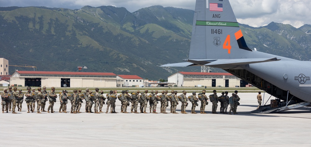 173rd Airborne Brigade performs airborne operation in Aviano